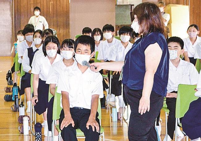 島根県の好きな点、悪い点を挙げていく生徒たち＝松江市菅田町、島根大教育学部付属義務教育学校後期課程