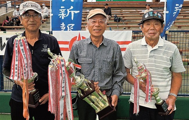 上位入賞した（左から）内田明さん、布野英治さん、山〓（崎の大が立の下の横棒なし)申吉さん＝出雲市矢野町、出雲ドーム