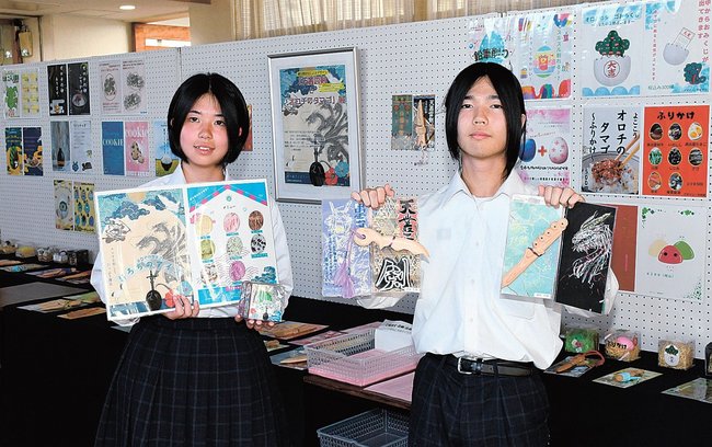 展示作品を紹介する生徒たち＝島根県奥出雲町横田、横田コミュニティセンター