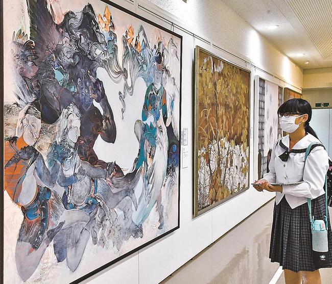 日本画家・川﨑麻央さんの作品を鑑賞する来館者＝江津市桜江町川戸、今井美術館