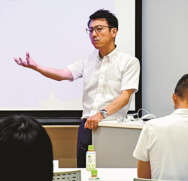 被害相談を受けた際、早めの通報を促す嘉戸敦弘課長＝島根県隠岐の島町東郷、隠岐水産高校
