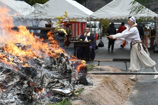 護摩木を投げ入れる山伏＝安来市清水町、清水寺