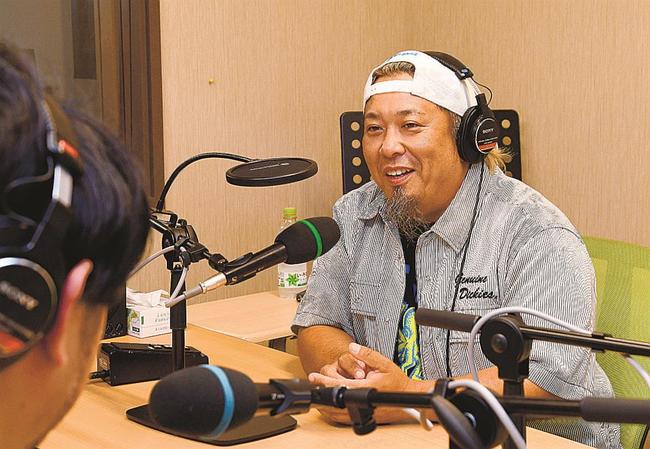 番組収録前に打ち合わせをするＭＯＮＧＯＬ８００の髙里悟さん＝松江市学園南１丁目、エフエム山陰
