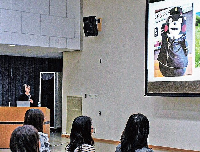 「くまモン」を紹介する柳田紀代子教授=松江市西川津町、島根大