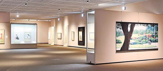 宮城県美術館で開かれている足立美術館展で展示中の庭園写真や収蔵品＝仙台市青葉区