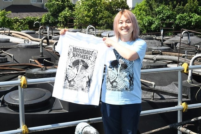 水鳥をヘヴィメタル風にデザインしたＴシャツを紹介する矢田敦子さん＝安来市中津町、矢田醤油店