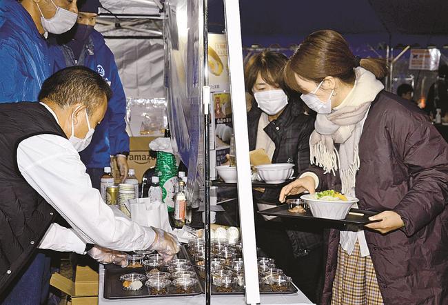 松江おどんや薬味などの提供でにぎわう飲食ブース＝松江市末次本町、カラコロ広場