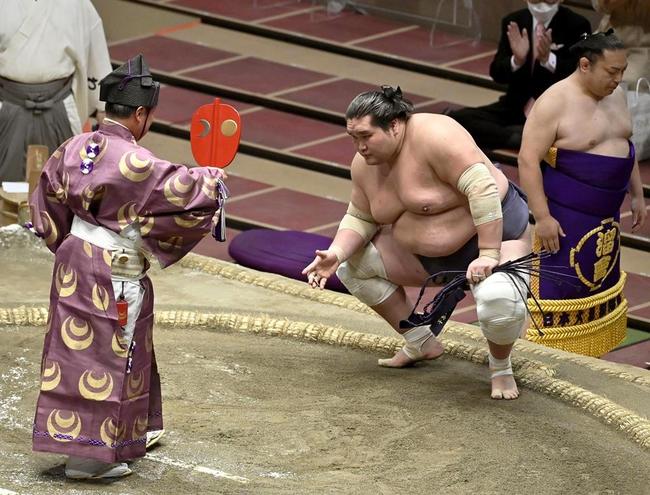 寄り切りで正代を下し、勝ち名乗りを受ける照ノ富士＝両国国技館