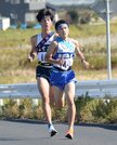 １区の区間賞に輝く力走を見せた平田の田原匠真（右）＝出雲市西園町