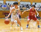 【男子準決勝・松江東ー松江工】第３ウオーター、松江東の山本大晴（左）が相 手のゴール下でボールを奪う＝カミアリーナ