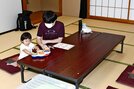 避難所で過ごす親子連れ＝８日午前９時53分、松江市比津町・法吉公民館