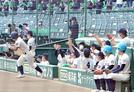 ９回裏石見智翠館２死二塁、山崎琢磨の右線の適時二塁打で１点返し喜ぶベンチ＝甲子園球場