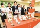 「ご縁をむすび」の完成を上定昭仁松江市長（左から３人目）に報告し、記念写真に納まる関係者＝松江市末次町、市役所