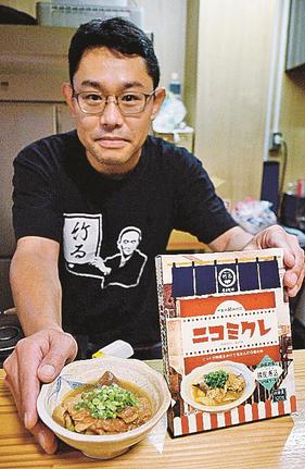 名物「鶏皮どて煮」（左）のレトルト商品を発売した森本充俊さん＝安来市安来町、居酒屋竹る