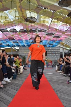 着物をリメークした衣装をまといランウェイを歩くモデル＝松江市殿町、カラコロ工房