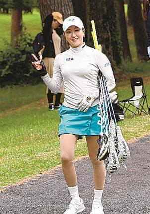 カメラに向かってピースをする選手〓（?）大山平原ゴルフクラブ