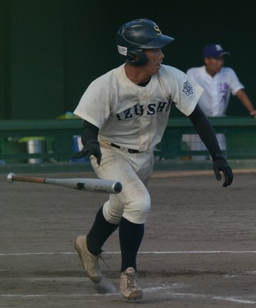 【出雲商ー邇摩】５回裏出雲商無死一、二塁、古川蒼太が左中間２点適時三塁打を放つ＝県立浜山球場