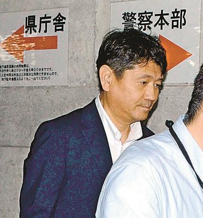 （３）逮捕前、鳥取県警本部に向かう平井伸治元鳥取県議＝６月３０日、鳥取市東町１丁目