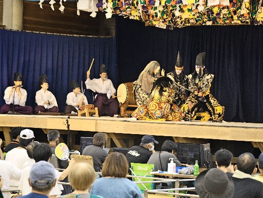 練習の成果を披露する矢上高校神楽愛好会の会員＝広島県安芸高田市、神楽門前湯治村