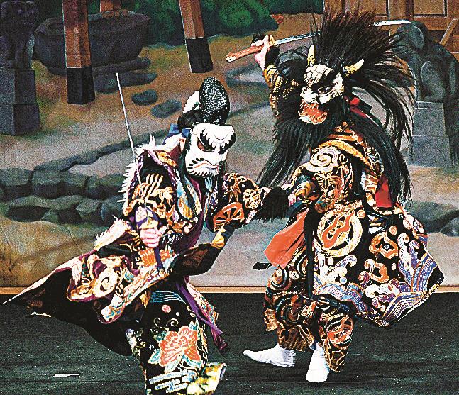 「道返し」を披露する丸茂神楽社中＝益田市美都町都茂、ふれあいホールみと