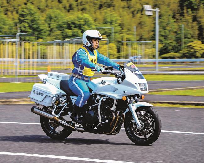 速度メーターを見ずに指定された速度で走行する選手=松江市打出町、島根県運転免許センター