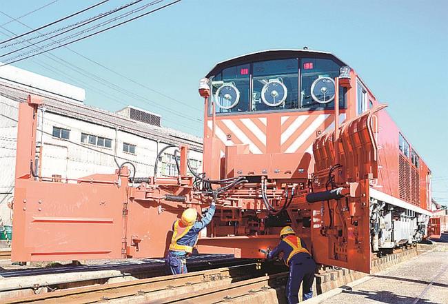 ラッセル車を点検するＪＲ西日本後藤総合車両所の担当者＝米子市目久美町