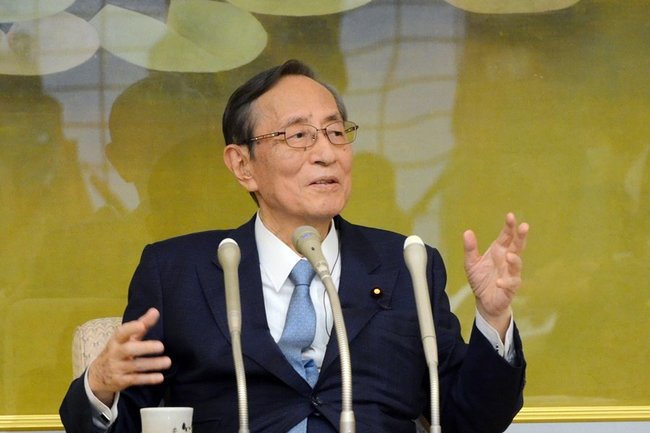 身ぶり手ぶりを交えながら、記者の質問に答える細田博之衆院議長＝東京・永田町、衆院議長公邸