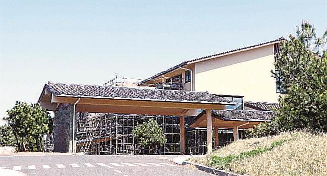 高級旅館「界　出雲」への改装工事が続く旧宿泊施設＝出雲市大社町日御碕