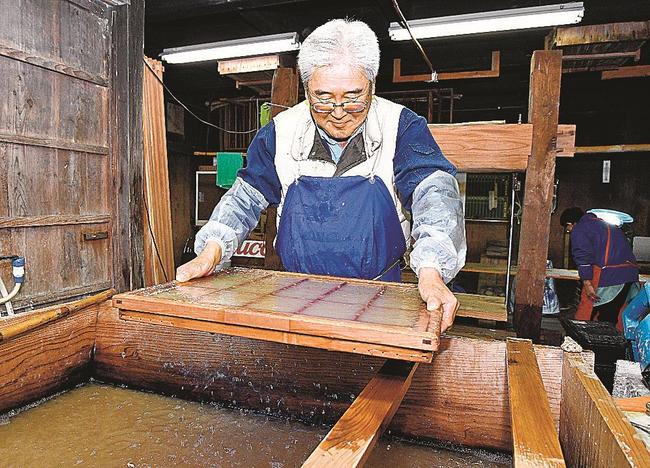 紙すき作業を行う広兼重継さん＝益田市美都町都茂、大久保広兼石州和紙資料館