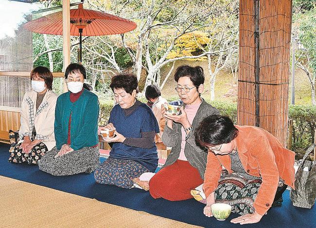 秋の風情漂う園内で一服を楽しむ来場者＝益田市高津町、島根県立万葉公園