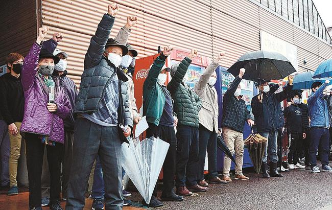 鳥取市長選立候補者を応援する支持者ら＝鳥取市内