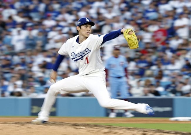 米大リーグ地区シリーズ第４戦のフィリーズ戦８回から登板したドジャース・佐々木朗希投手∥９日（日本時間?日）、ロサンゼルス（共同）