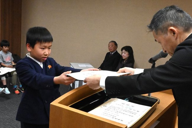 山本洋輔山陰中央新報社文化事業局次長（右）から表彰状を受け取る受賞者＝松江市殿町、山陰中央新報社