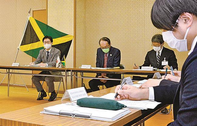 ２月の米子市キャンプ実施委員会初会合で、受け入れ態勢を検討する委員＝同市内