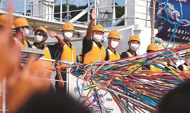 岸壁から見送りを受けながら出港する実習生＝島根県隠岐の島町中町、西郷港