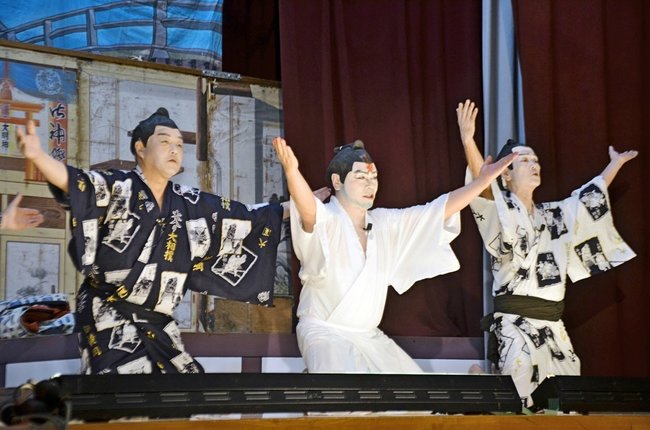 熱演する山陰久佐松竹座の座員＝浜田市金城町久佐、久佐まちづくりセンター