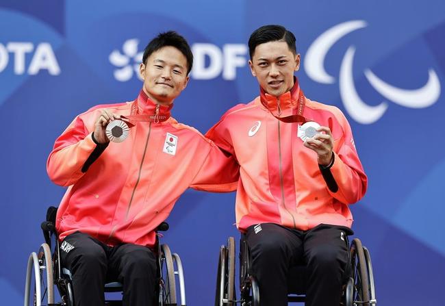 車いすテニス男子ダブルスで銀メダルを獲得した三木拓也選手（左）、小田凱人選手組＝パリ（共同）