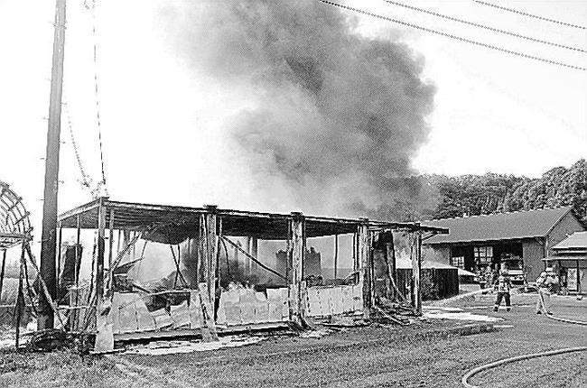 煙を上げて燃える事務所＝２５日午後５時１０分ごろ、雲南市大東町金成