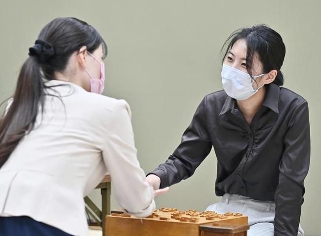 将棋界初の姉妹対決で、妹の里見咲紀女流初段(手前)に勝利し、対局を振り返る里見香奈女流四冠=27日午後、大阪市の関西将棋会館