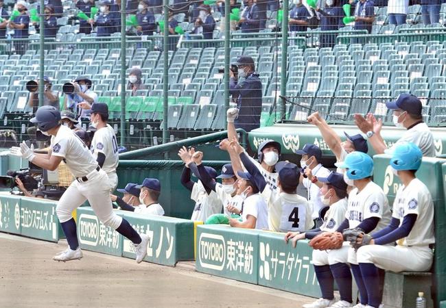 ９回裏石見智翠館２死二塁、山崎琢磨の右線の適時二塁打で１点返し喜ぶベンチ＝甲子園球場