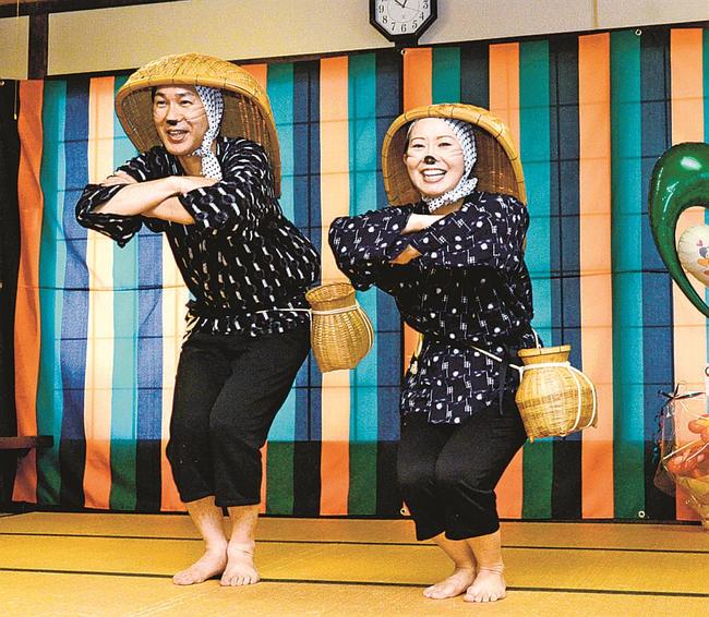 お披露目会でどじょうすくい踊りのポーズを取る小幡浩三さん（左）と美香さん夫妻＝安来市古川町、竹葉