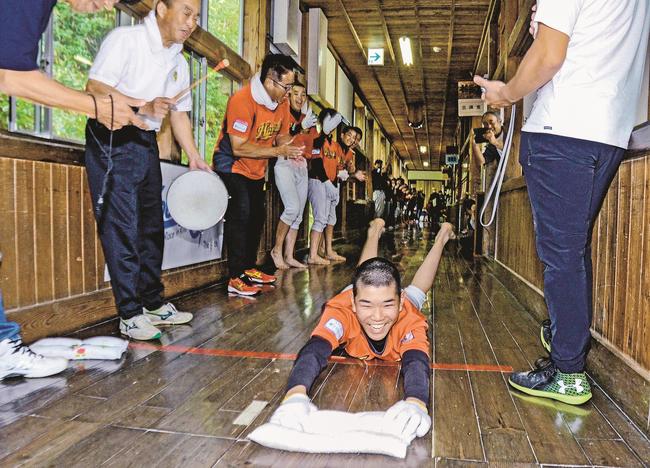 ゴールに滑り込む参加者＝浜田市旭町木田、木田暮らしの学校