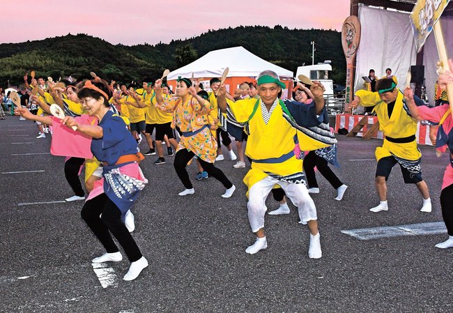 そろいの衣装でキンニャモニャ踊りを披露する参加者=島根県海士町福井、キンニャモニャセンター
