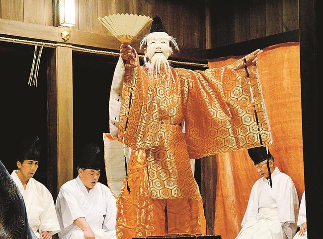 厳かな舞を披露する佐陀神能保存会のメンバー＝松江市鹿島町佐陀宮内、佐太神社
