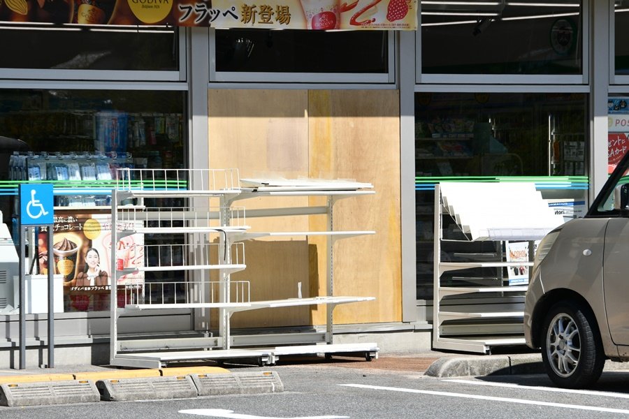 コンビニに軽自動車突っ込む 60代女性「アクセルとブレーキを踏み