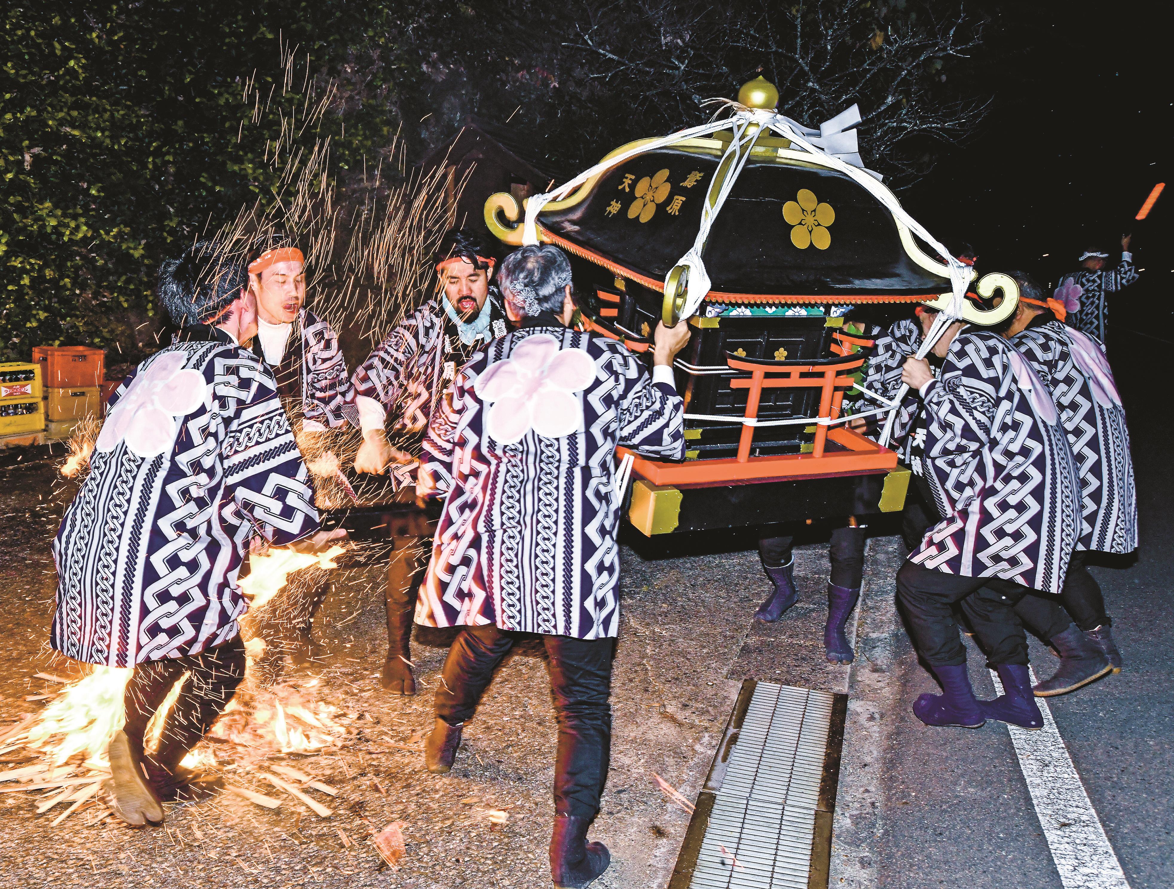 迎え火蹴散らす暴れ神輿 津和野 | 山陰中央新報デジタル