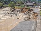 私都川の流れに削り取られ、崩落した県道麻生国府線＝１６日午後０時２４分、鳥取県八頭町福地