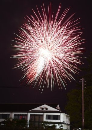 入院中の子どもたちに向けて打ち上げられた花火＝出雲市塩冶町から撮影
