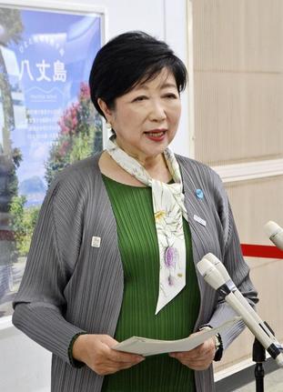 視察に訪れた八丈島の空港で、報道陣の取材に応じる小池百合子東京都知事＝２７日午後、東京都八丈町