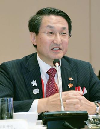 ２０１７年１１月の日韓知事会議で発言する鳥取県平井伸治知事＝韓国・釜山